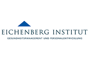 Logo des Eichenberg Instituts mit einem kleinen blauen Dreieck über dem Namen. Darunter steht Gesundheitsmanagement und Personalentwicklung auf Deutsch, was auf den Schwerpunkt Gesundheitsmanagement und Personalentwicklung hinweist.