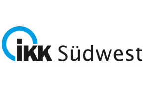Logo der IKK Südwest mit dem Text IKK Südwest in schwarzer Schrift und einem blauen Kreis, der den Buchstaben i teilweise umgibt, auf weißem Hintergrund.